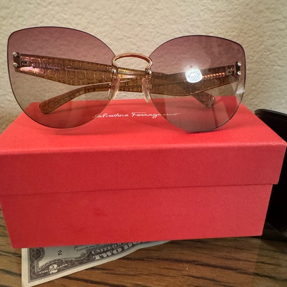 Salvadore Ferragamo sunglasses. New with box - Picture 2 of 8